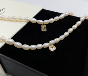 Ensemble collier et boucles d'oreilles en perles rondes blanches classiques, bijoux élégants pour un cadeau d'anniversaire - Product Image 4