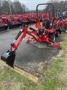 Tracteur agricole Massey Ferguson GC1723EB 2024 4x4 - Tracteur sous-compact avec pelle arrière et pompe 22,5 CV pour une utilisation agricole polyvalente - Product Image 6