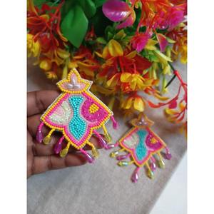 Boucles d'oreilles en perles géométriques Offre Spéciale au design perlé coloré Designs artisanaux pour les femmes à la mode disponibles à la vente - Product Image 2