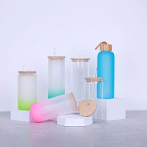 Venta al por mayor: Vaso de vidrio esmerilado transparente de borosilicato alto de 16 oz con forma de lata de cerveza para sublimación, con tapas de colores y pajita. - Product Image 1