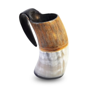 Chope en corne de Viking personnalisée, gravée à la main, style animalier, polie, pour boire - Product Image 1