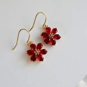 Pendientes de Aro Huggie de Plata de Ley Chapados en Oro con Joya de Flor en Forma de Pera Rojo Rubí Natural, Estilo Victoriano Vintage - Product Image 1