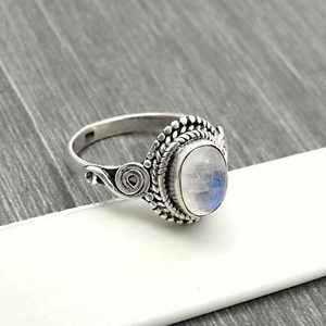 Anillos Finos de Plata de Ley 925 con Diseño Único, con Piedra Lunar Arcoíris Natural en Forma Ovalada, Joyería Boho Hecha a Mano - Product Image 1