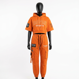 ชุดเซ็ตเสื้อครอปฮู้ดดี้ผ้าฟลีซคอตตอนโพลีเอสเตอร์พรีเมียม 320 GSM และกางเกงจ็อกเกอร์คาร์โก้ สีส้ม พิมพ์ลายโลโก้ตามสั่ง สำหรับผู้หญิง - Product Image 1