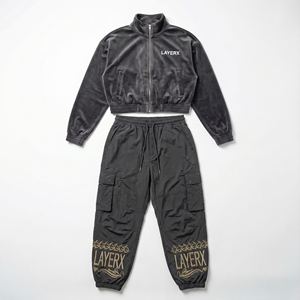 Ensemble de survêtement pour femme léger et personnalisé, velours, nylon, imprimé, uni, éco-responsable, patchwork, veste coupe-vent avec strass, pantalon large - Product Image 1