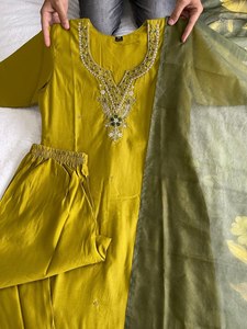 ชุดเสื้อกางเกงแฟชั่นสำหรับผู้หญิงคอวีปักลายด้วยเพชรหลายชั้นยาวถึงเข่าเป็นพิเศษสไตล์โรมันแบบพรีเมียม - Product Image 4