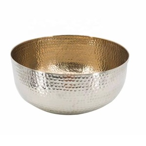 Bol décoratif en aluminium texturé brossé or de haute qualité, idéal pour les arrangements floraux et les présentoirs de bougies flottantes - Product Image 4