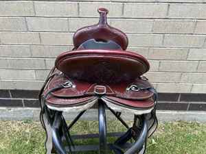 Excellent Barrel Trail Western Horse Saddle Cuir de qualité avec arbre de selle floral en fibre de verre usiné à la main - Product Image 4