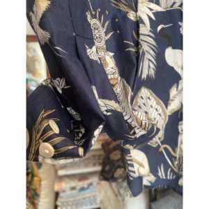 Estampado Floral Medianoche ESTILO JUNGLE, Tela Popelina Informal con Estampado Floral de Girasoles al Mediodía sobre un Fondo Azul Claro - Product Image 2