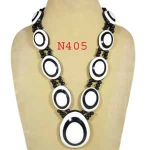 Collier Statement Artisanal Personnalisé en Perles de Résine Noires et Blanches, Style Tribal Géométrique Audacieux, Bijou Tendance Massif pour Femme - Product Image 1