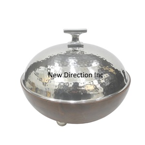 Produit le plus vendu Casserole isolée à double paroi marmite de service marmite base en bois conception martelée couvercle casseroles arrondies marmite - Product Image 1