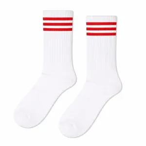 Chaussettes longues en tricot rouge avec motif rayé coloré - Product Image 1