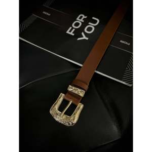 <span class=keywords><strong>Cintura</strong></span> da Donna Fiori con Elegante Fibbia in Lega Dorata e Dettaglio a Ponte, Accessorio di Lusso - Product Image 1