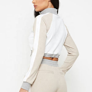 Haut d'hiver à capuche pour femme avec tissu en polaire doux Design moderne élégant Couleurs et tailles personnalisables - Product Image 6