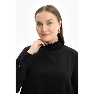 เสื้อคลุมปักลายสีดำแบบเรียบง่ายคอสูง - Product Image 4