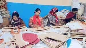 Sacs à main fourre-tout en jute imprimés sur mesure et écologiques pour femmes 100% Tissu de jute Doublure en toile de coton Pompon en dentelle Fourre-tout élégant pour femmes - Product Image 5