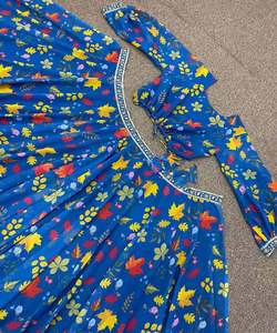 Vente en gros de vêtements de créateur en coton et soie Lehenga Choli avec broderie séquentielle Dupatta Vêtements de fête ethniques Vêtement Surat - Product Image 4