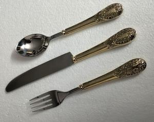 ชุดช้อนส้อมสแตนเลสสตีลแบบวินเทจ ดีไซน์ยั่งยืน พร้อมด้ามจับทองเหลืองลายปั๊มนูน ทนทานและนำกลับมาใช้ใหม่ได้ - Product Image 4