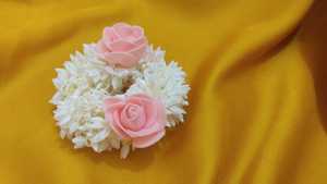 Banda de mano de Rosa Artificial para mujer, banda de muñeca para Indio y paquistaní, Sangeet Haldi y boda, cabello de jazmín de plástico, Gajra - Product Image 6