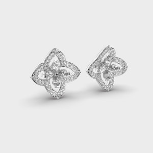 Boucles d'oreilles à tige en argent sterling 925 massif, motif floral vintage, serties de diamants |   Conception en grappe à quatre pétales |   Plaqué rhodium |   Fête d'anniversaire - Product Image 3
