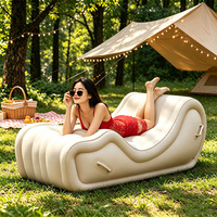 Fauteuil gonflable style vague moderne, canapé gonflable en PVC floqué doux, couleur beige neutre, 170 cm de long.