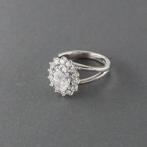 Bague de fiançailles en diamant Moissanite de taille ovale d'inspiration vintage pierre centrale de 2.2 carats avec tige fendue de halo et accents ronds - Product Image 2