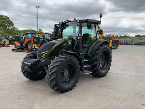 Tracteur mini Valtra G135 homologué CE, 50-55 CV, 4 roues motrices, avec cabine - Product Image 3