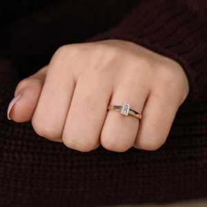 Anillo de Compromiso Solitario con Esmeralda y Diamante Cultivados en Laboratorio LR20929B - Product Image 5