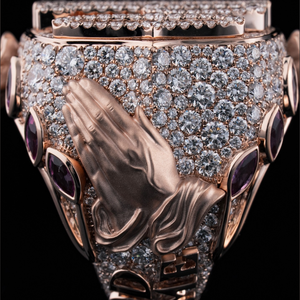 Anillo personalizado de oro rosa con manos rezando con detalles de gemas moradas y piedras CZ completas para un estilo Hip Hop de lujo - Product Image 3