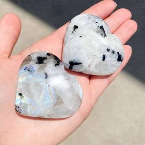 Vente en gros Agate naturelle polie Coeurs gonflés Flashy Cristaux de pierre de lune arc-en-ciel blancs Coeurs sculptés de style féerique Guérison - Product Image 2