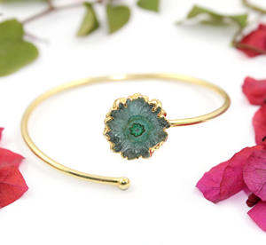 Vente en gros Bracelet quartz solaire plaqué or Bracelet réglable en forme de fleur de pierre précieuse - Product Image 1