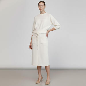 Ensemble sweat-shirt personnalisé avec jupe pour femme - Product Image 5