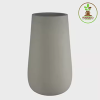 Sistem Irigasi Otomatis Modern dengan Sistem Penyiraman Sendiri Ramah Lingkungan dari Serat Kaca dengan Sentuhan Rustic dan Reservoir Transparan untuk Pot Bunga.