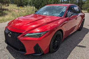 รถยนต์มือสองยอดนิยมสำหรับขาย ปี 2015 RC F 5.0 ลิตร V.8 ซีดาน สีแดง ล้อแม็ก 1 นิ้ว ไฟหน้า LED - Product Image 3