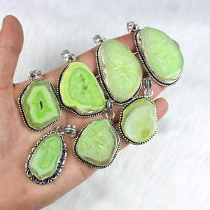 Colgante de Cuarzo Solar Verde con Engaste de Bisel, Bañado en Plata, Diseño Exclusivo, Venta al por Mayor para Minoristas - Product Image 4