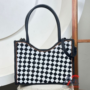 2025 tendance bandoulière sac fourre-tout noir et blanc à carreaux en cuir véritable repoussé sac à main dissimulé transporter sac à main pour les femmes - Product Image 1