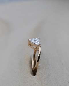 Anillo minimalista de moissanita de corte Trilliant de 0,50 quilates con cesta flotante lateral ideal para apilar o joyería nupcial - Product Image 3