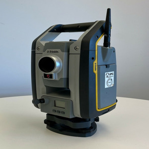 Station totale robotisée Trimble S7 avec VISION |   Station totale robotisée Trimble S7 DR Plus 3'' avec contrôleur TSC3 et prisme 360 degrés - Product Image 2