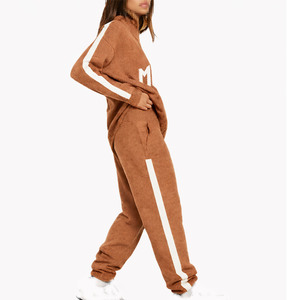 Ensemble sweat-shirt et pantalon de jogging à col zippé en tricot pour femmes, texture douce, vêtements de détente coordonnés pour la vente en gros OEM - Product Image 2