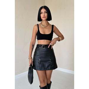 Mini-jupe en cuir noire avec ceinture - Noir - Product Image 2
