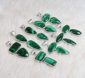 Collar con colgante de piedras preciosas de estilo bohemio de malaquita verde natural Collar de diseñador pulido suave con fabricantes de ajuste de bisel - Product Image 3