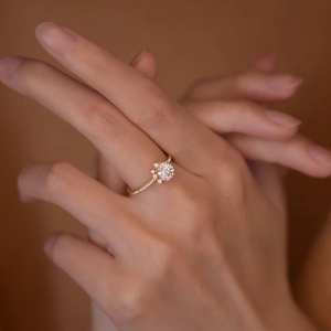 Anillo de Compromiso Romántico de Oro Sólido de 14K con Diamante Cultivado en Laboratorio de 1.02Ct, Corte en Racimo, Diseño Único, Joyería Fina al por Mayor - Product Image 3