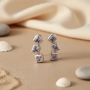 Pendientes Colgantes Religiosos de Latón Vintage para Mujer - Joyería Moderna con Detalles de Perlas - Product Image 1