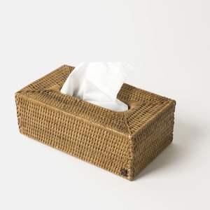 Soporte de caja de pañuelos de ratán Rectangular compacto adecuado para las necesidades de ahorro de espacio mientras se mantiene el estilo decorativo - Product Image 1