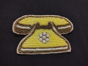 Broche en perles florales jaunes faite à la main avec des détails dorés, élégante broche fleurie ornée pour sacs, robes, manteaux - Product Image 2
