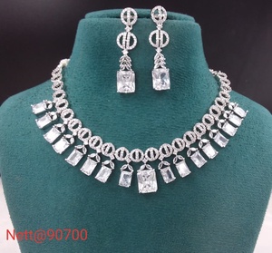 Hermoso conjunto de joyas de diamantes americanos para mujer collar y pendientes brillantes perfectos para cualquier ocasión - Product Image 3
