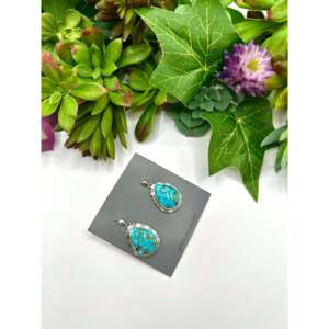 Pendientes Colgantes de Plata de Ley y Turquesa Kingman de Alta Calidad Hechos por Navajo con Diseño de Gota de Agua - Product Image 2