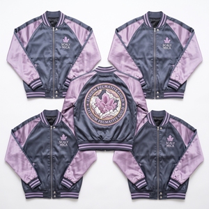 Blouson Bomber en Satin Marron Chocolat avec Fermeture Éclair et Broderie Champignon Denté Crème au Dos – Vêtement d'extérieur Style Universitaire – Vente en Gros - Product Image 5