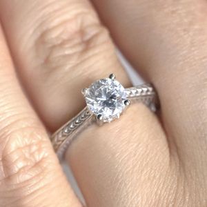 Anillo de aniversario de 3 Sone de estilo único de diamante de corte redondo para mujer - Product Image 1
