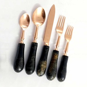 Ensemble de couverts plaqué cuivre de forme personnalisée en acier inoxydable en gros de longue durée poignée de couleur noire fabriquée en Inde pour les mariages - Product Image 1